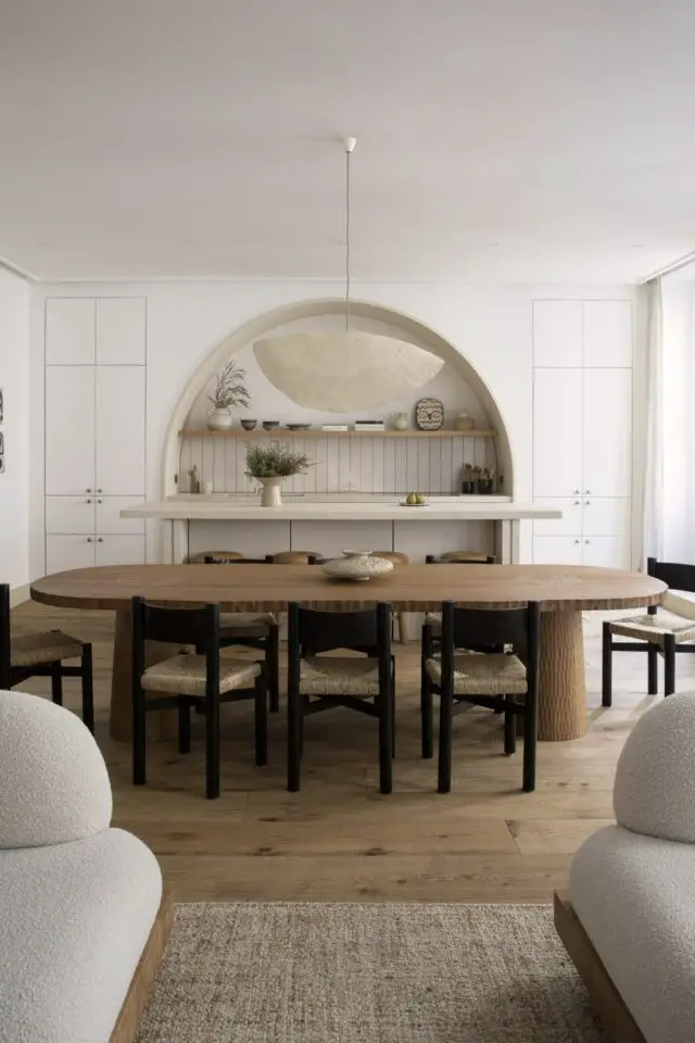 décoration salle à manger style wabi sabi espace ouvert salon table ovale en bois niche mur cintré moderne 