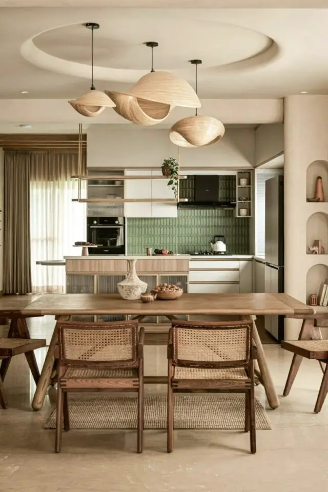 décoration salle à manger style wabi sabi espace ouvert sur la cuisine fauteuil de table en cannage et bois noyer table rectangulaire ambiance douce 