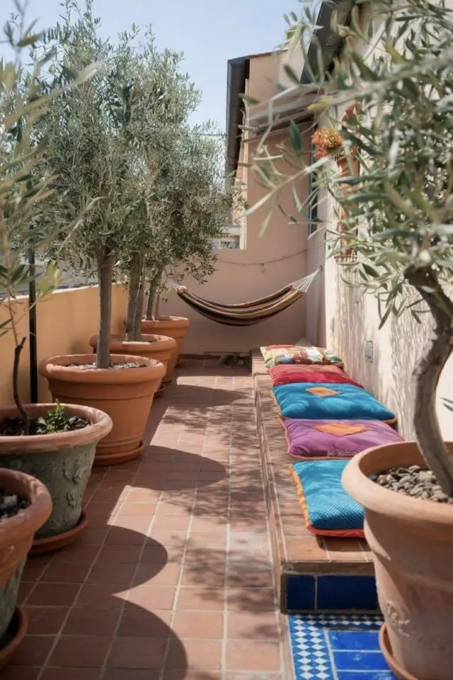 exemple balcon moderne extérieur ambiance espagnole hacienda pots de fleurs en terre-cuite coussin banquette colorée hamac 