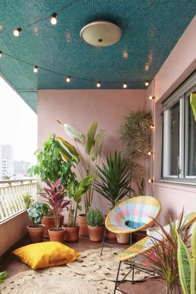 peinture couleur rose et bleu canard balcon moderne extérieur original fauteuil jaune plantes vertes tapis rond jute intérieur extérieur 