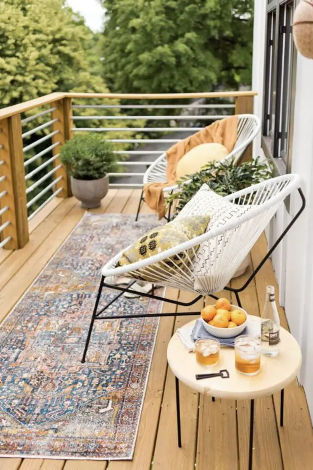 balcon moderne extérieur idées déco revêtement sol parquet tapis persan outdoor mobilier de jardin fauteuil en cordage 