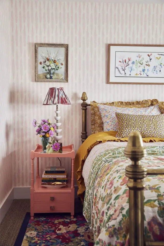 chambre campagne chic papier peint rayé blanc et rose très clair lit ancien en métal laiton table de chevet rose corail parure de lit à fleur mélange éclectique 