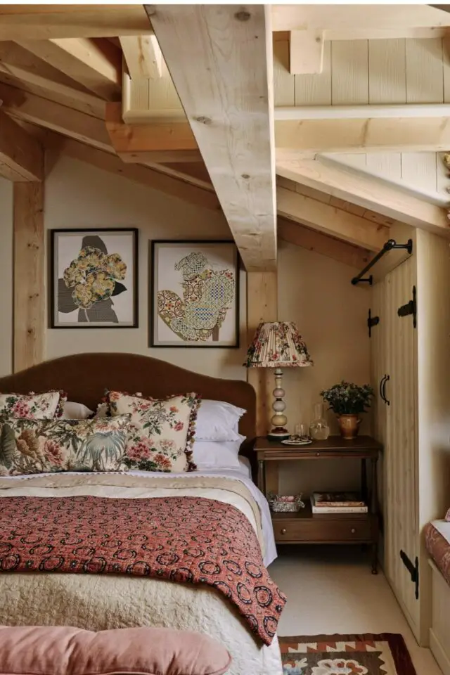 décoration chambre campagne chic ambiance cosy mansarde tête de lit tissus boutis imprimé coussin à fleur 