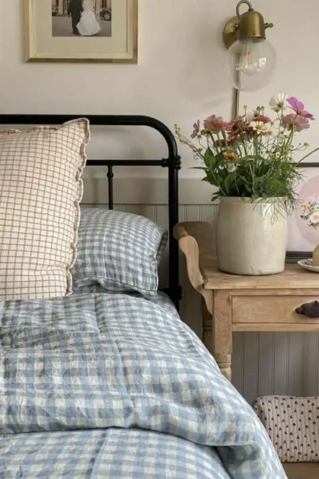 chambre adulte style campagne chic parure de lit petit carreaux coussin décoratif vichy table de chevet bois bouquet de fleur applique murale laiton 