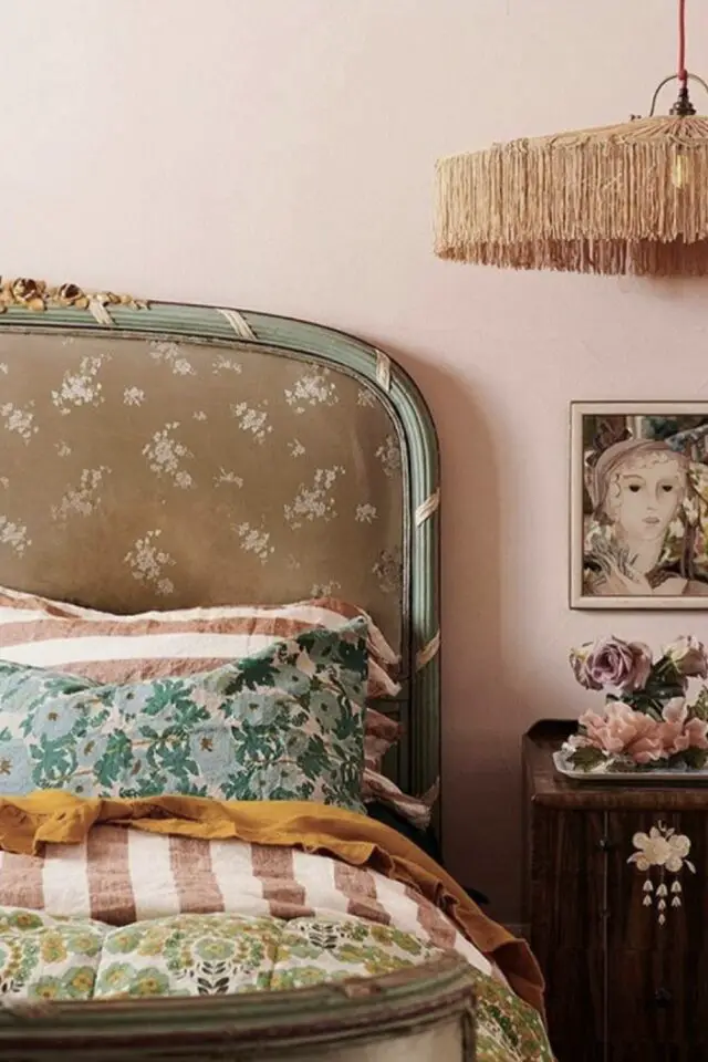ambiance campagne chic lit ancien relooké parure imprimé rayures et fleurs 