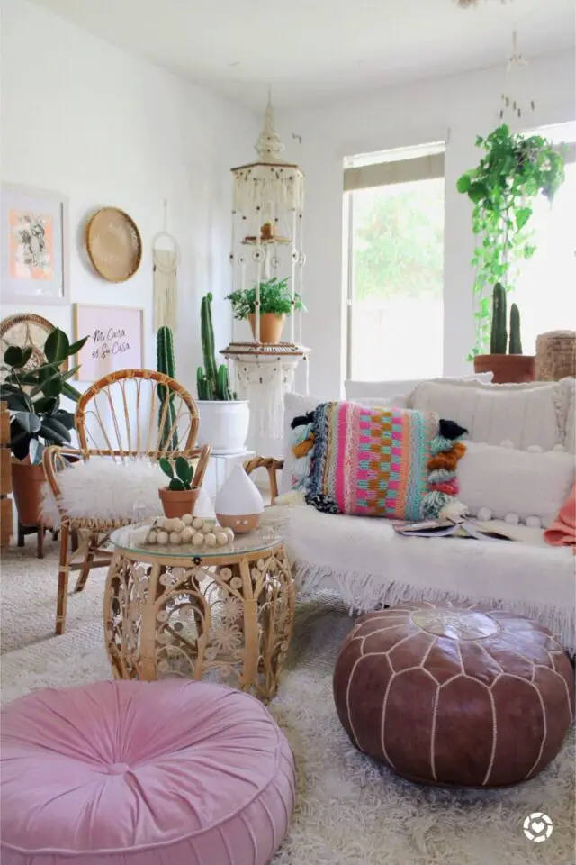 photo déco salon bohème pouf marocain canapé blanc coussins coloré petite plante verte suspendue 
