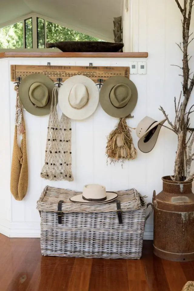 déco salon bohème chapeau patère en bois murale panier malle en osier 