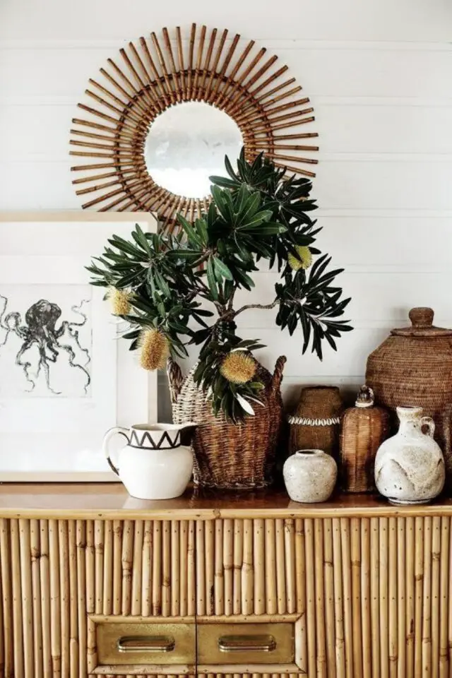 photo déco salon bohème dessus buffet plantes objets ramenés de voyage miroir soleil vintage 
