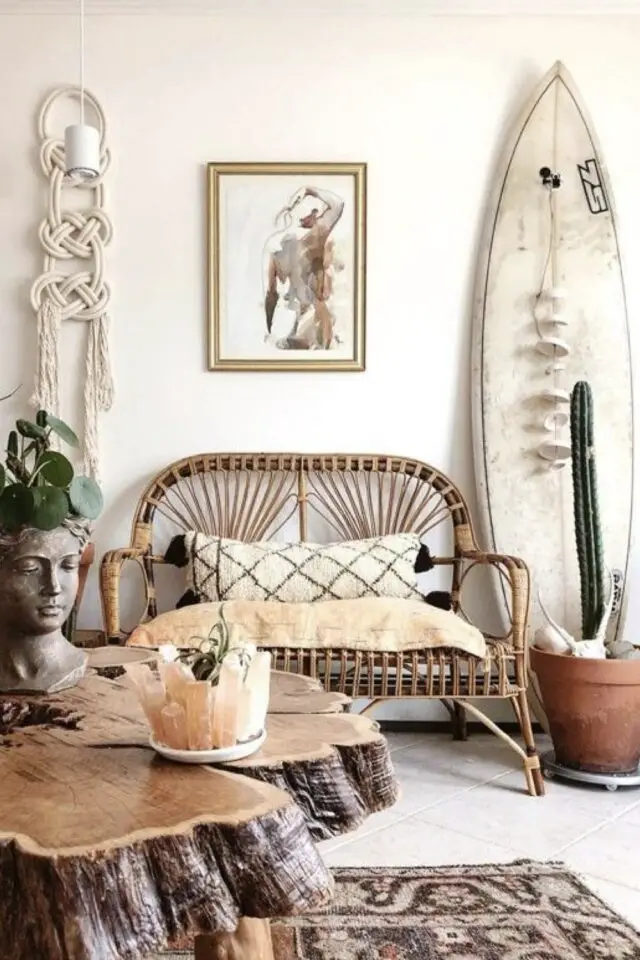 idée déco salon bohème ambiance vacances petit sofa en rotin vintage planche de surf macramé mural original 