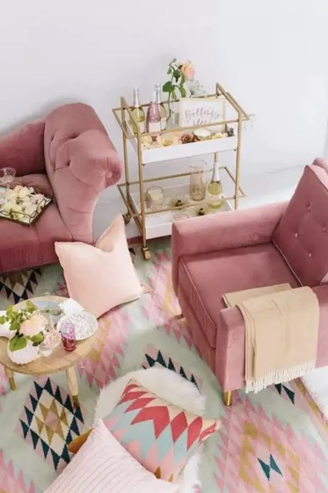 idées décoration salon style modern glam fauteuil et méridienne rose tapis ethnique coloré desserte verre et laiton doré 