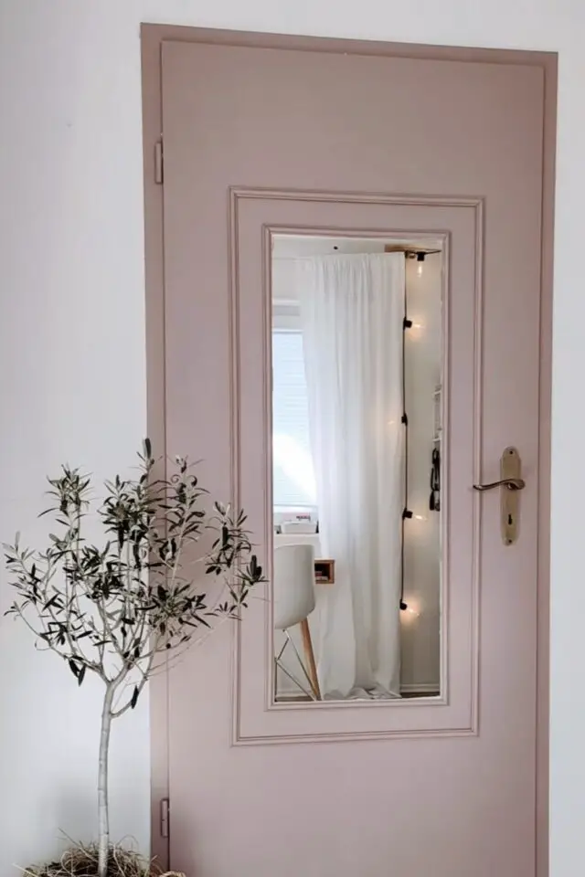 idée déco porte du salon peinture vieux rose mur blanc ambiance modern glam douceur et lumière 