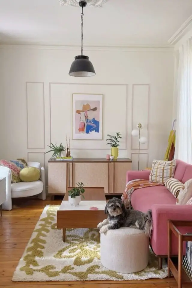 idée déco salon séjour blanc et rose peinture mur mobilier et canapé coloré simple et élégant modern glam 