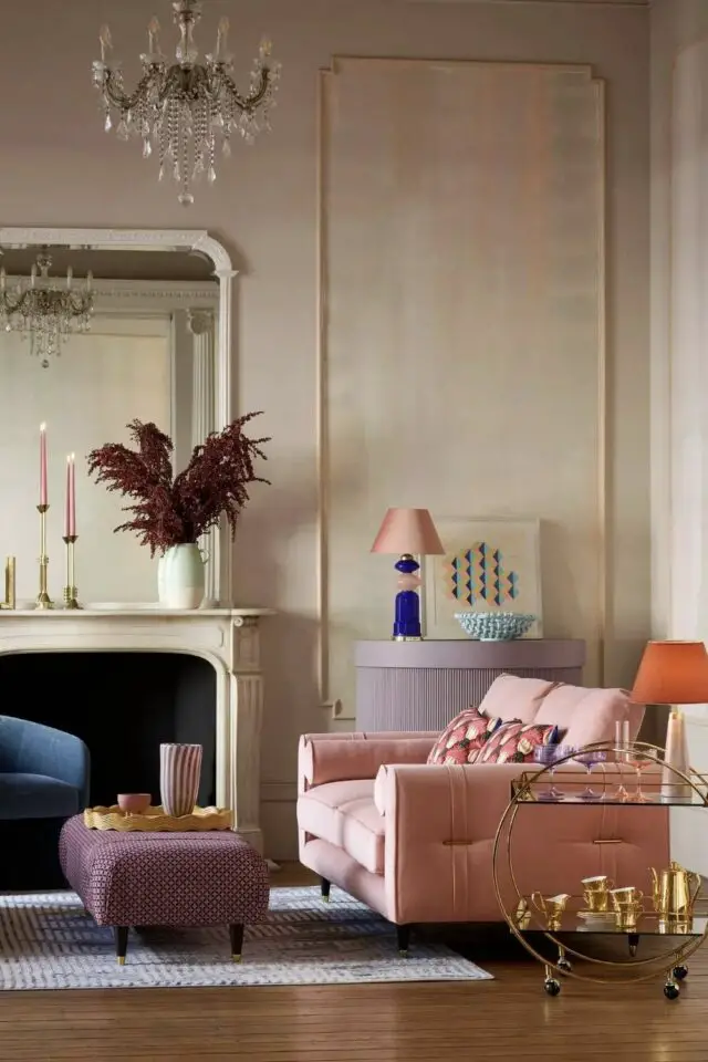 idée déco salon modern glam et classique moumure mur cheminée ancienne canapé rose clair et piourf repose pied vieux rose 