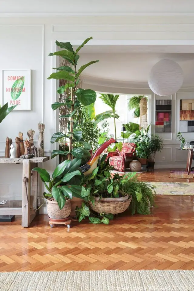 décorer le salon dans un style urban jungle idée mise en scène plantes vertes en pot au sol 