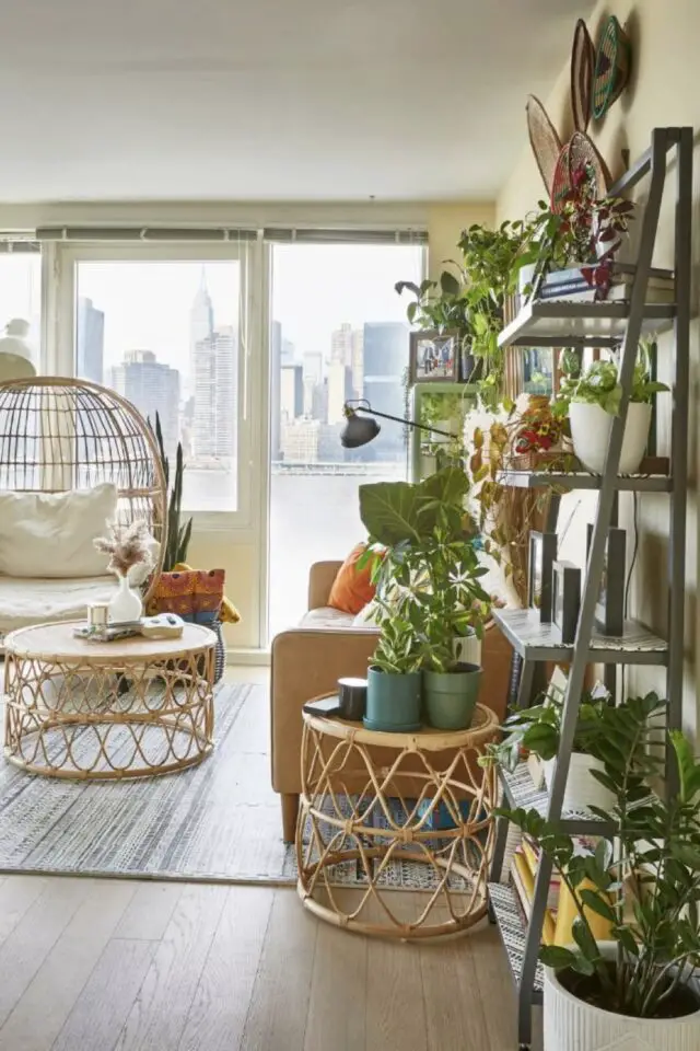 décoration salon appartement style urban jungle pièce blanche meuble en rotin petite étagère échelle avec des plantes 