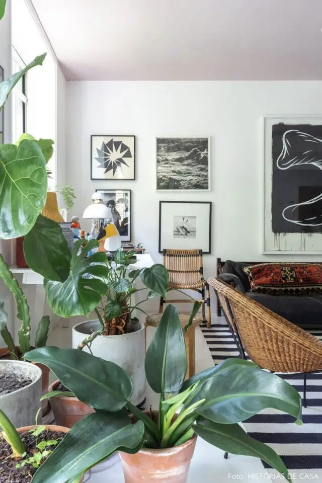 décorer un salon blanc idée style urban jungle plantes vertes en pot mobilier en rotin tapis noir et blanc appartement 