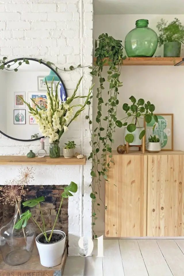 idée décoration renfoncement de cheminée meuble Ikea bois naturel plantes vertes 