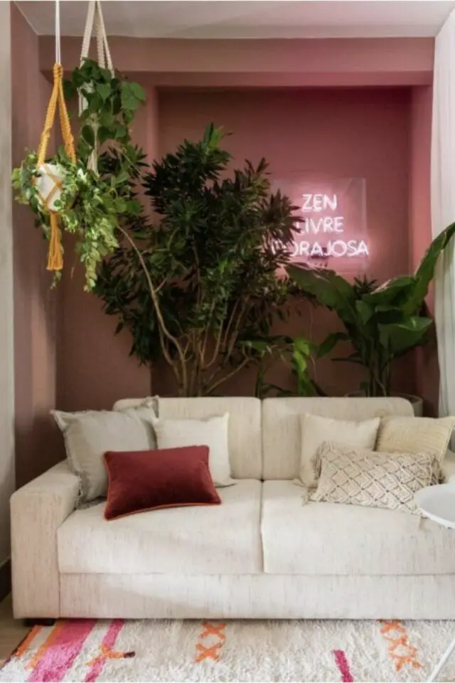 idée décoration petit salon renfoncement peinture rose canapé blanc et plantes vertes style urban jungle moderne 