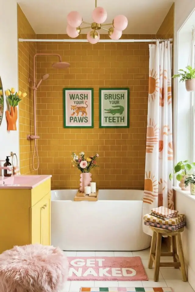 salle de bain colorée décoration vert jaune rose carrelage accessoires décoratifs tapis cadres luminaires salle de bain colorée décoration vert jaune rose carrelage accessoires décoratifs tapis cadres luminaires
