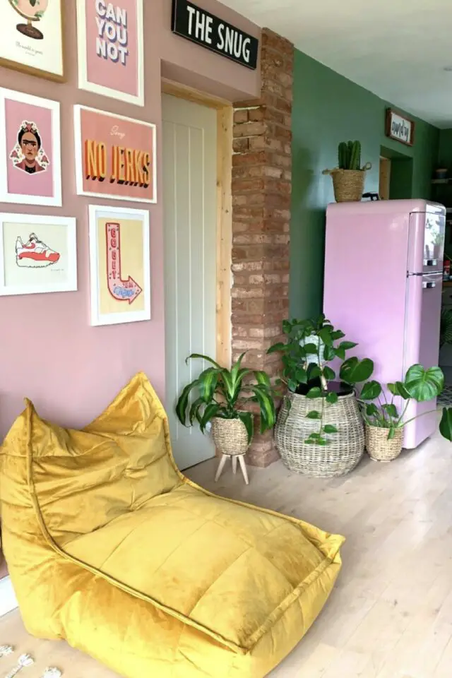 peinture mur pouf en velours frigo colorés photo déco vert jaune rose pièce de vie ouverte moderne dopamine décor peinture mur pouf en velours frigo colorés photo déco vert jaune rose pièce de vie ouverte moderne dopamine décor