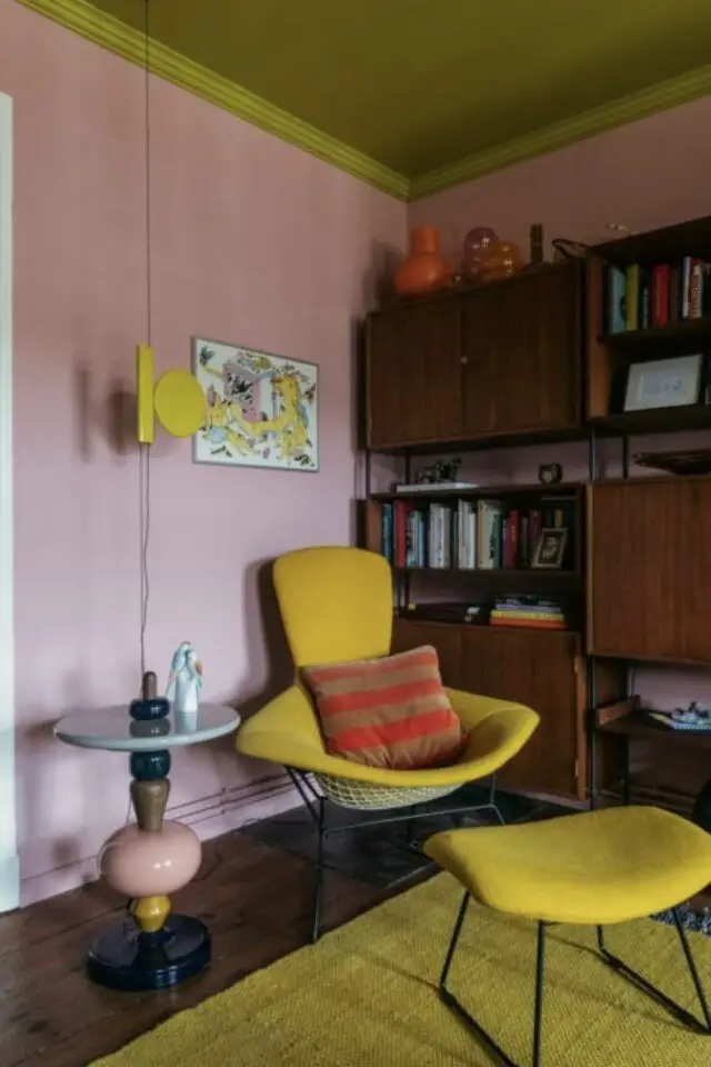 intérieur coloré vert jaune rose salon mur plafond peinture fauteuil coloré décoration audacieuse dopamine déco intérieur coloré vert jaune rose salon mur plafond peinture fauteuil coloré décoration audacieuse dopamine déco