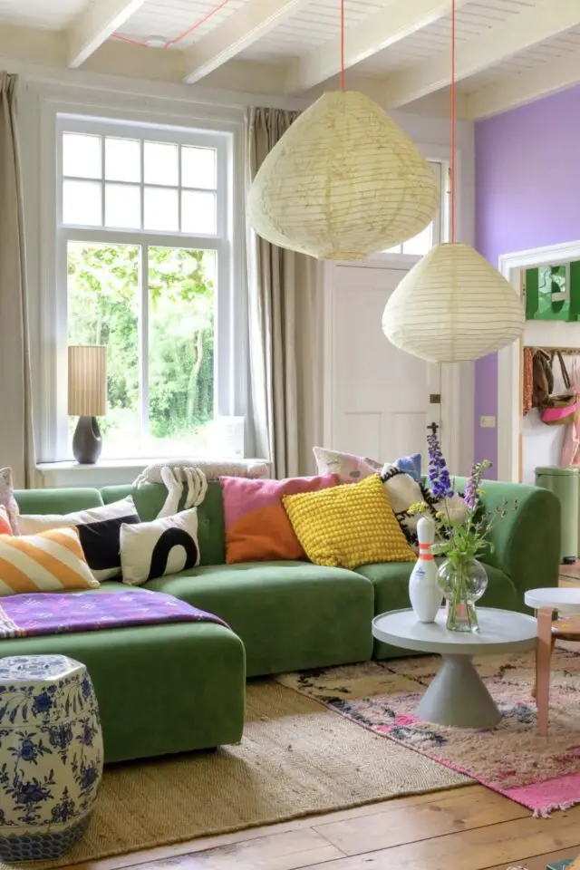 photo déco vert jaune rose salon canapé coussin mur violet idée couleur salle de séjour moderne photo déco vert jaune rose salon canapé coussin mur violet idée couleur salle de séjour moderne