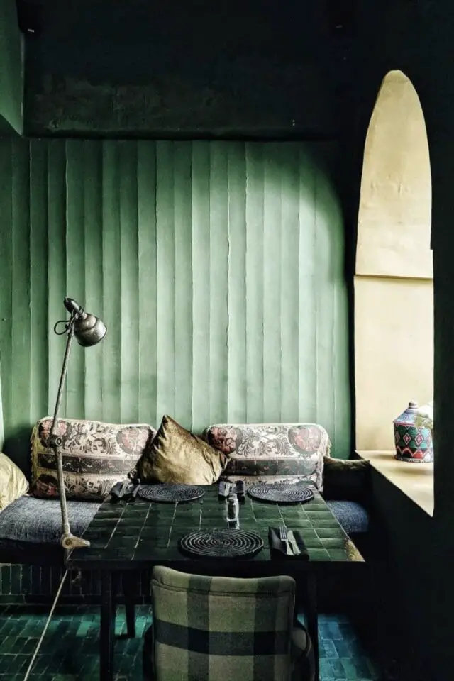 décoration camaïeu vert mur et sol ambiance feutrée et élégante plateau de table en carrelage matériaux déco 