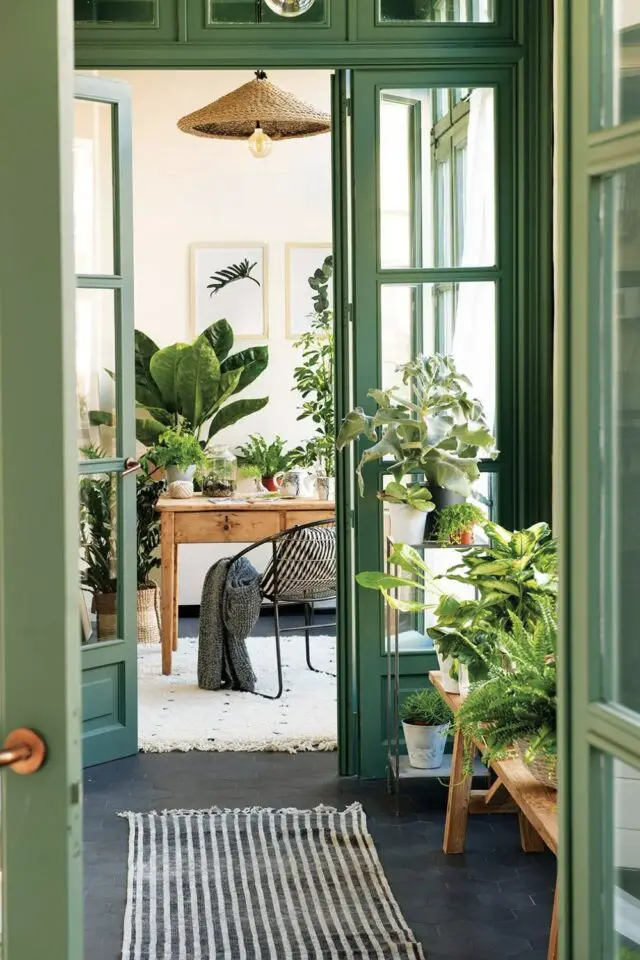 couloir avec porte vitrée peinture boiserie plantes posées sur un banc exemple camaïeu vert intérieur layering déco