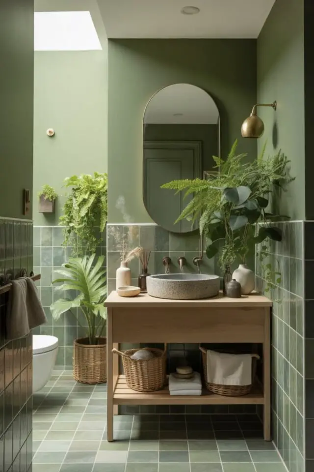 couleur salle de bain naturelle peinture carrelage et plantes décoration camaïeu vert meuble en bois vasque neutre 