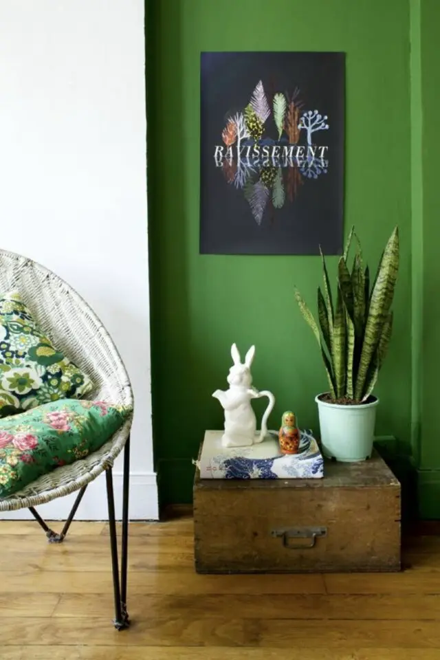 peinture mur et plante plus petit coussin  et pot de fleur exemple camaïeu vert intérieur facile à copier et moderne 