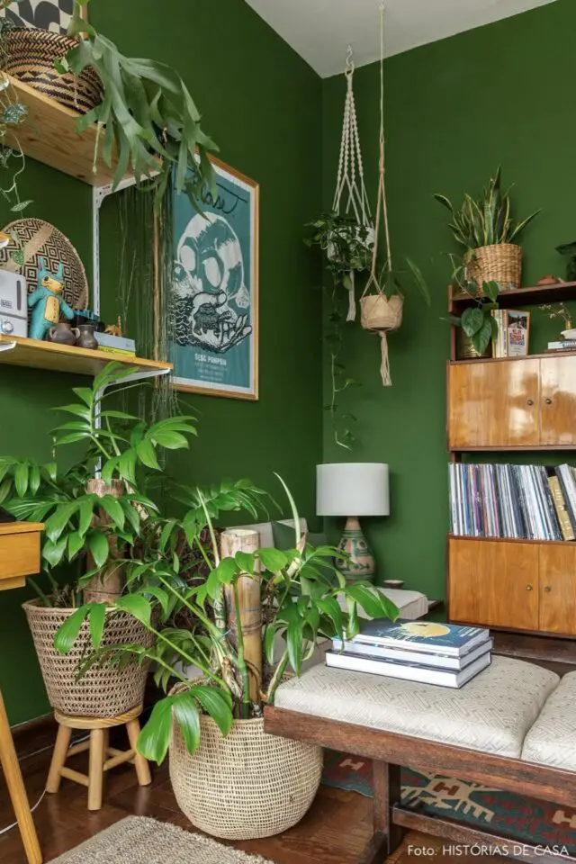 layering peinture murale et plantes d'intérieur meuble mid century modern vintage angle de pièce à vivre idée déco camaïeu vert