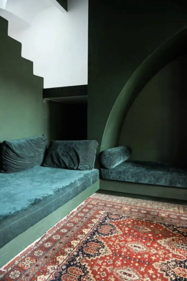 exemple camaïeu vert intérieur banquette velours émeraude peinture murale graphique kaki ambiance riad