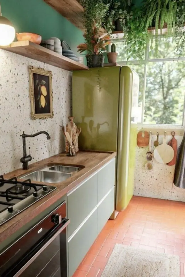 idée déco camaïeu vert cuisine moderne meuble peinture murale et frigo plusieurs nuances 