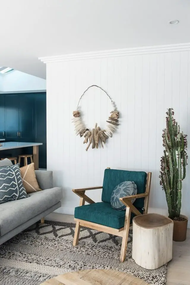 décoration bord de mer salon déco murale bois flotté fauteuil bleu canard canapé gris mur lambris blanc 