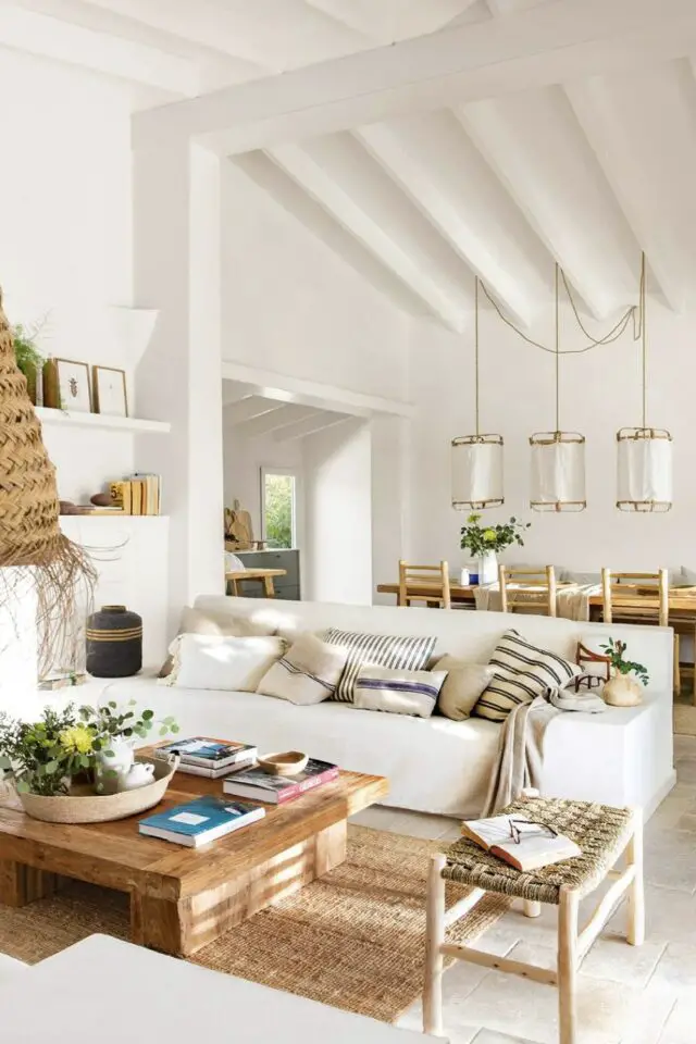 décoration bord de mer salon chic et élégant ouvert salle à manger mur blanc housse de canapé coussins rayés tapis naturel table basse bois 