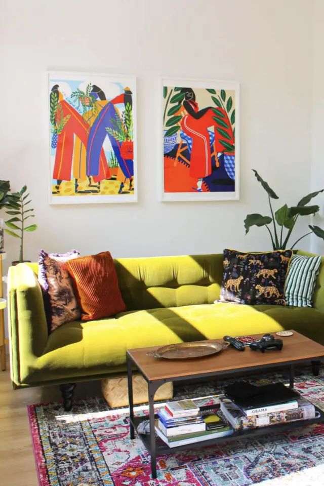 canapé vert gen-Z affiches illustrations colorées accrochées au mur coussins motifs divers tapis persan