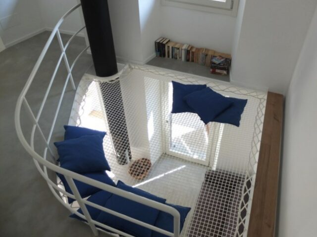 filet de mezzanine exemple avec conduit de cheminée vue sur le séjour depuis l'étage Maille : 30 mm tressée - Blanc Cordage : Ø 10 mm - Blanc