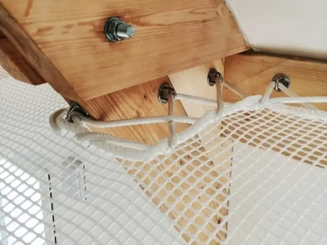 filet mezzanine détail fixation sur structure porteuse Maille : 15 mm tressée - Blanc Cordage : Ø 10 mm - Blanc