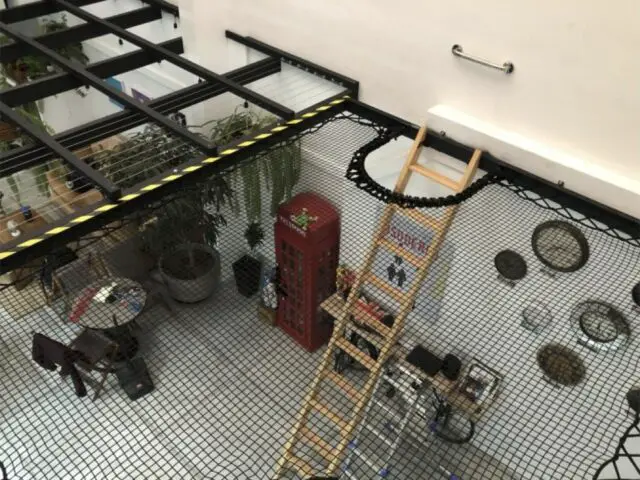 Intérieur design et ouvert Filet horizontal noir mailles tressées 30mm - Découpes et échelle mezzanine originale 