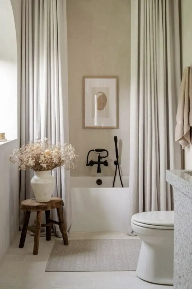 idée agrandir l'espace home staging salle de bain point focal layering rideau de douche et cadre 
