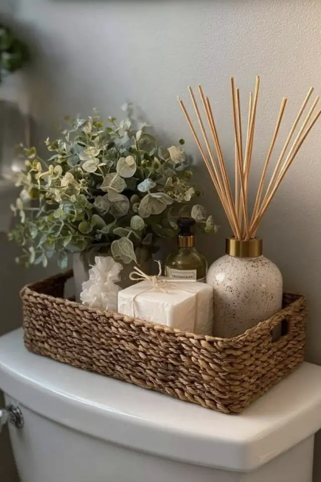 mise en scène home staging salle de bain petite déco panier tressé diffuseur de parfum bonne odeur de propre 