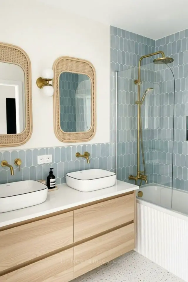 exemple home staging salle de bain  atmosphère chaleureuse miroir en cannage au dessus du meuble vasque en bois 