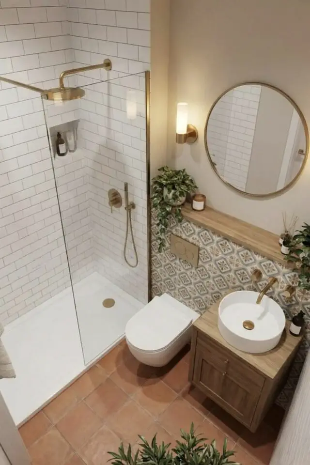 home staging salle de bain paroi de douche détartrée et propre petit espace avec toilettes 