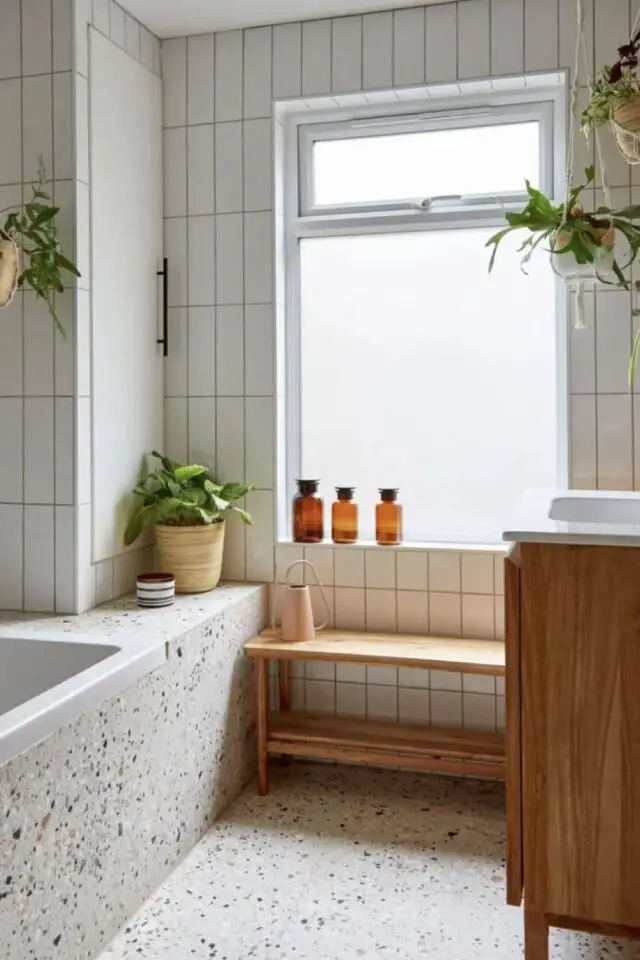 home staging salle de bain astuce facile désencombrer devant la fenêtre pour un espace plus lumineux 