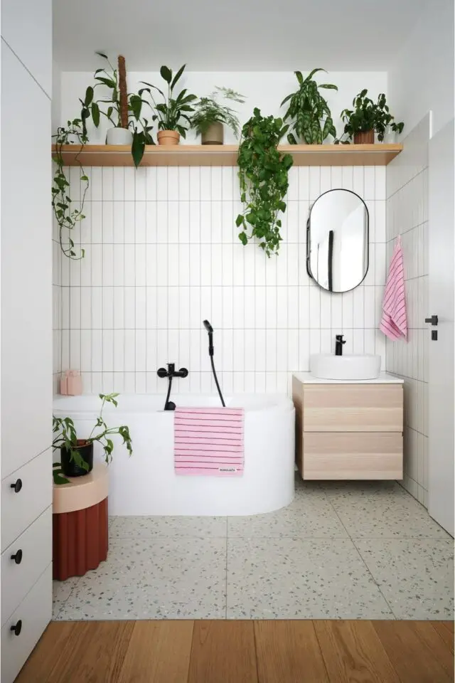 Astuce rapide home staging salle de bain mettre une touche de couleur pour réchauffeur l'espace serviettes et tapis de bain