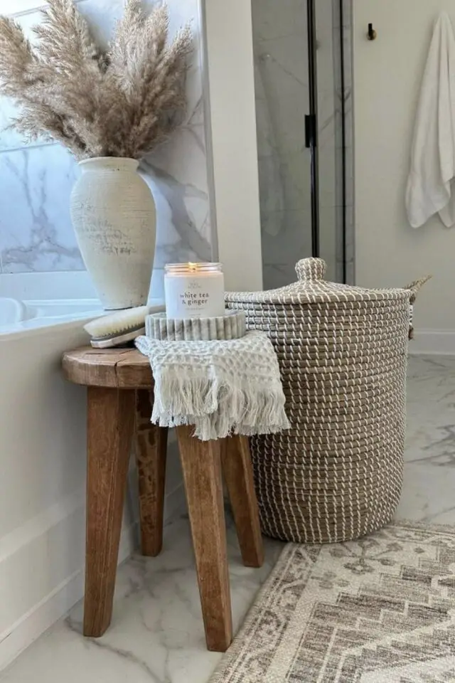 idée simple et facile astuce home staging salle de bain panier à linge avec couvercle fibres naturelles 