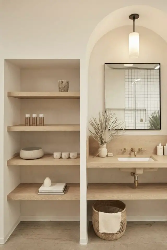 astuce gratuite home staging salle de bain désencombrer étagères ouvertes esprit minimaliste donne le sentiment que la pièce est plus grande 