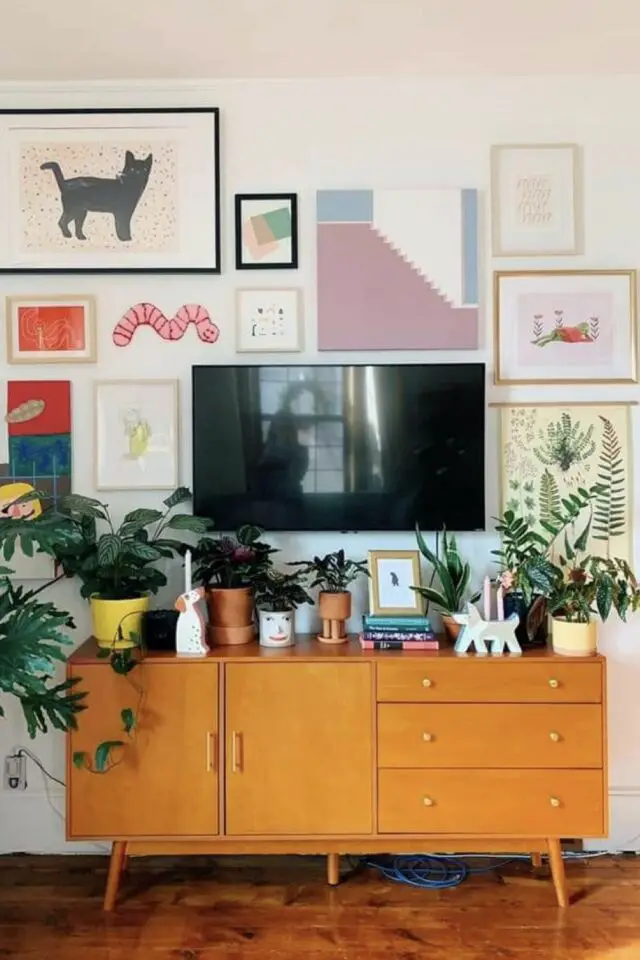 décoration salon meuble en bois vintage petit buffet avec plantes accessoire déco télévision accrochée au mur dans une galerie de cadres 