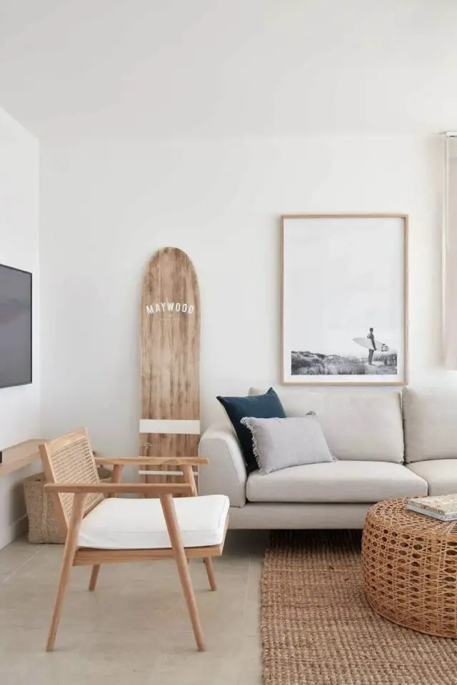 salon mobilier en bois style beach house fauteuil essence clair table basse osier tressé planche de surf long board 