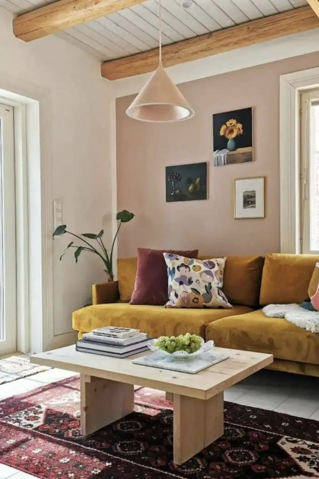 table basse salon meuble en bois simple et pratique en pin ambiance moderne mur accent rose poudré canapé jaune 